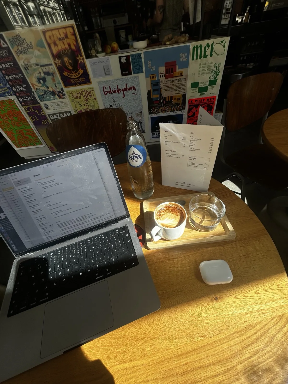 Arno Zaman werkt aan een site op zijn laptop