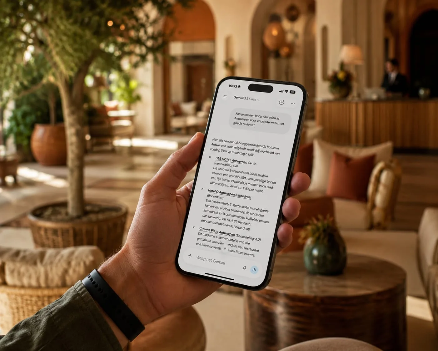 Een gast leest een ChatGPT-antwoord op zijn telefoon in een hotellobby