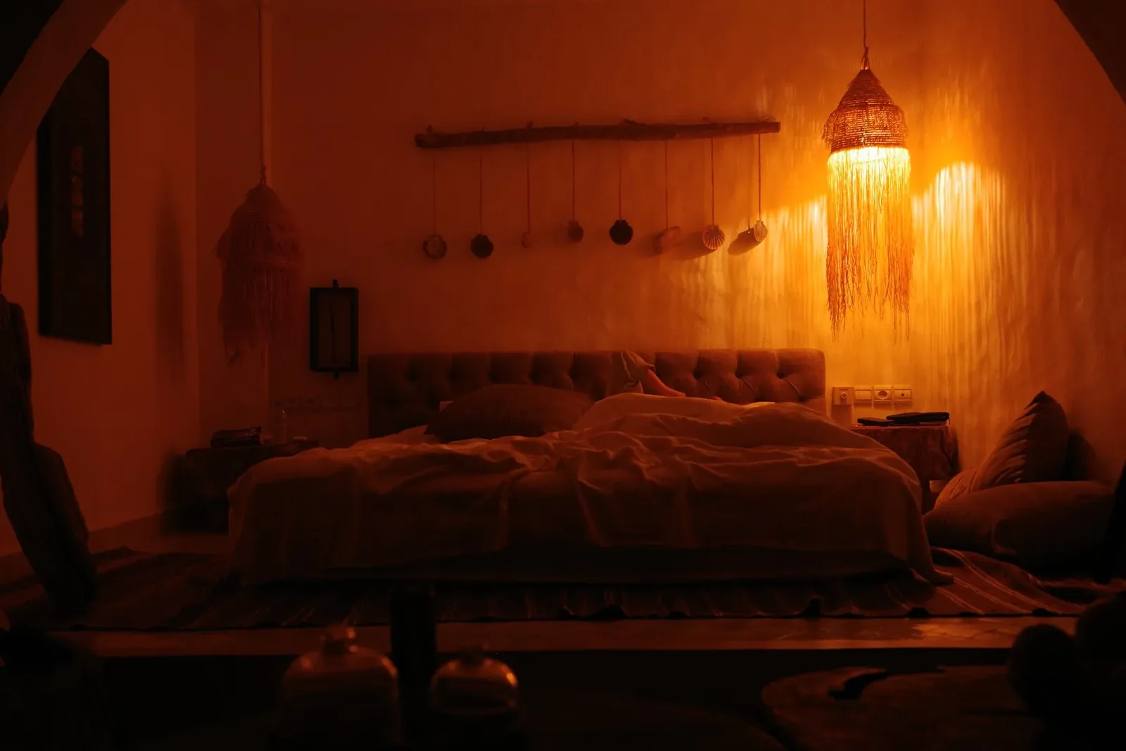 Warme hotelkamer bij avondlicht