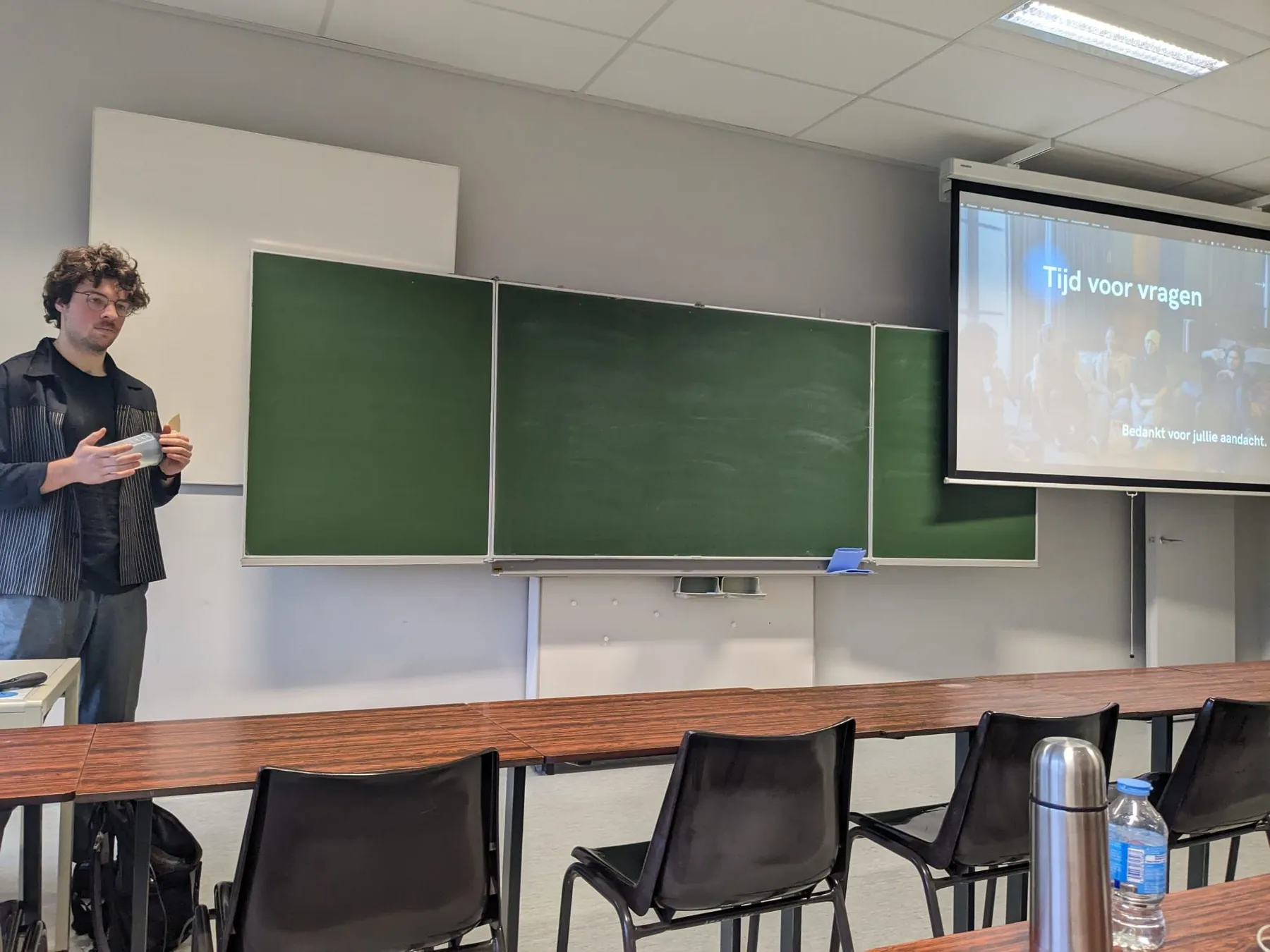 Arno Zaman geeft les voor een klas