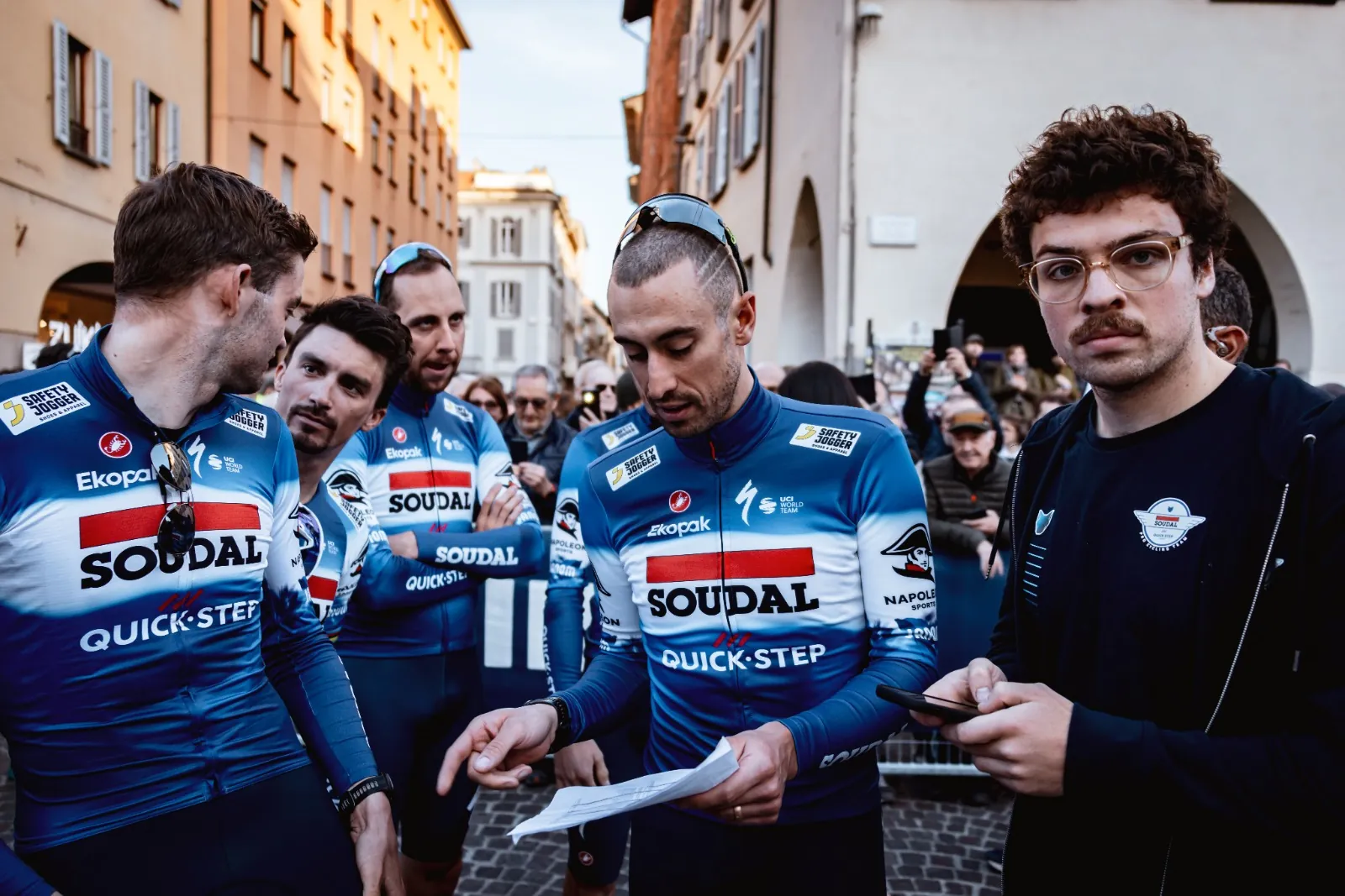 Renners van Soudal Quick-Step lezen de briefing voor de start
