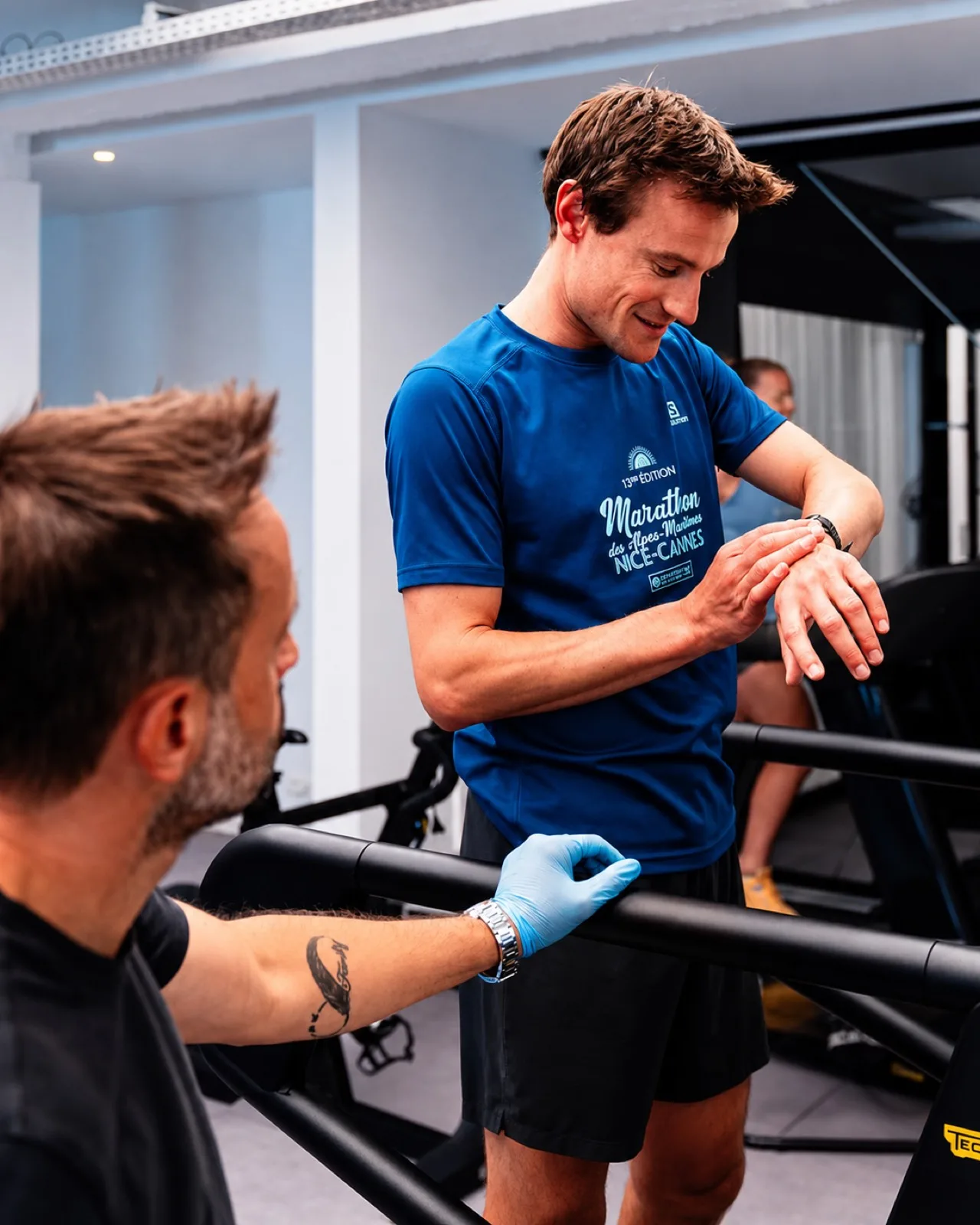 Een atleet van FM Team loopt een test op de loopband